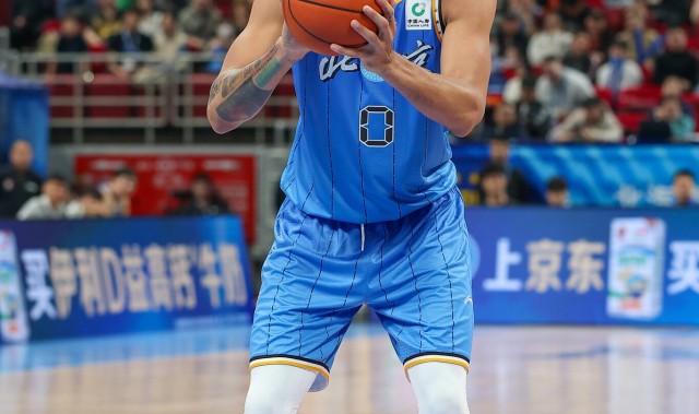 媒体人：麦基缺乏稳定的一对一单打能力 面对王哲林都以吃瘪告终