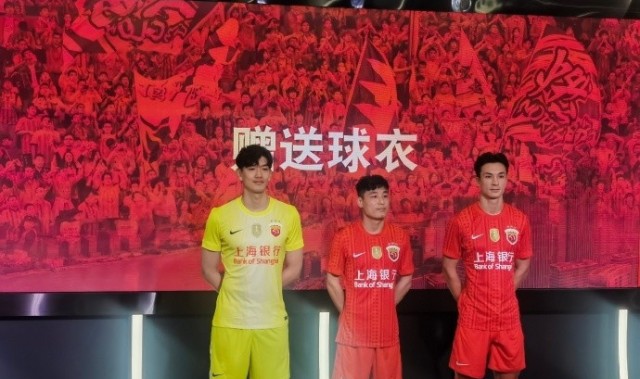 开云体育-记者晒海港新赛季球衣上身照：红得比较清新一些，挺好看的