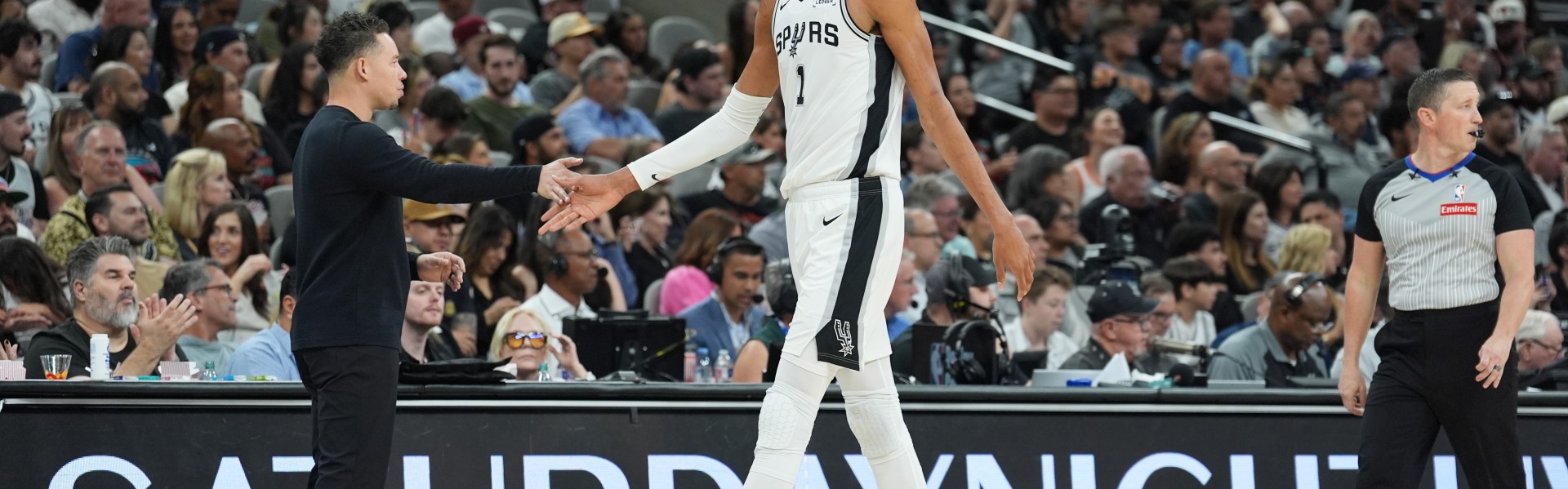 开云体育-吉诺比利祝贺马刺60胜：太不可思议了 为整个团队感到无比骄傲