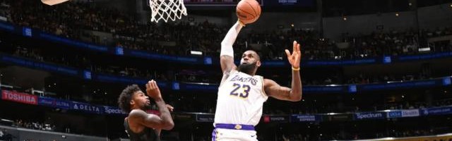 开云体育-对抗时光的男人！詹皇再刷21季纪录：劈扣+罚球绝杀