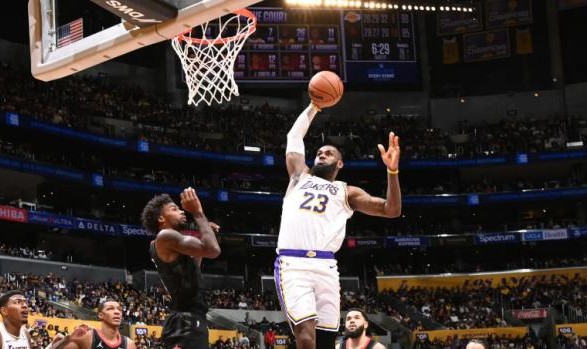 开云体育-对抗时光的男人！詹皇再刷21季纪录：劈扣+罚球绝杀